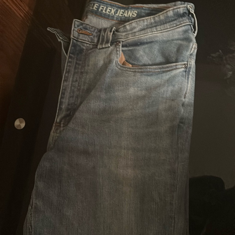 I’m selling these bootcut jeans really comfortable you can do hard work in them